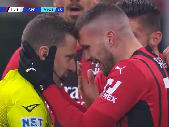 Судья отобрал гол Милана и заплакал